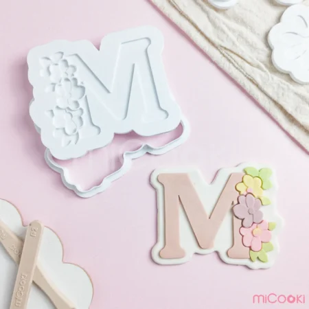 Stamp Multirelieve con Cortante - M con Flores D1