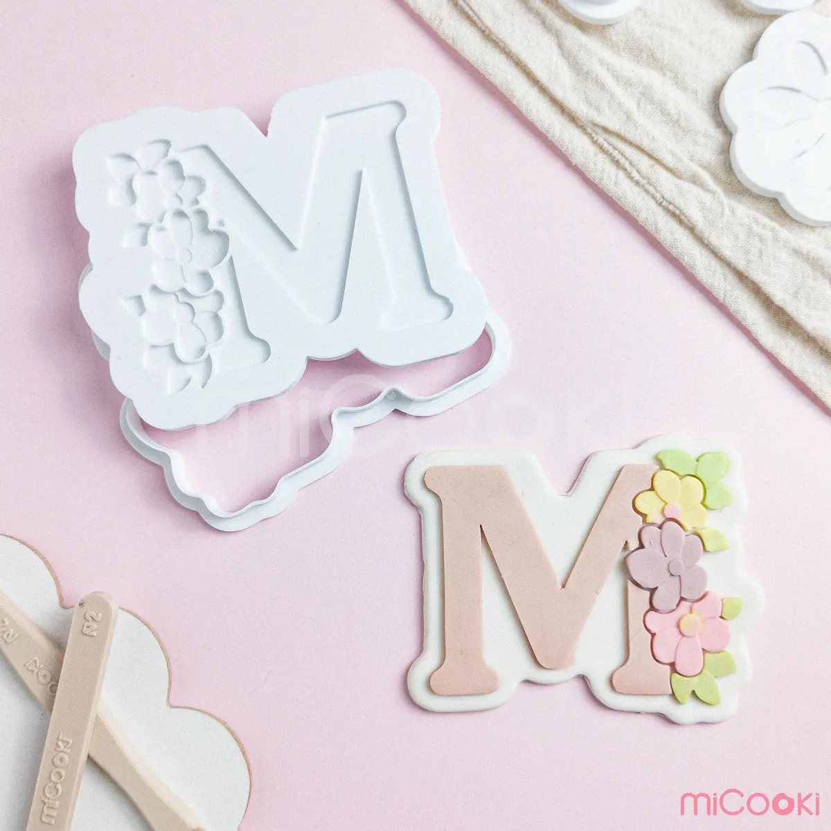 Stamp Multirelieve con Cortante - M con Flores D1