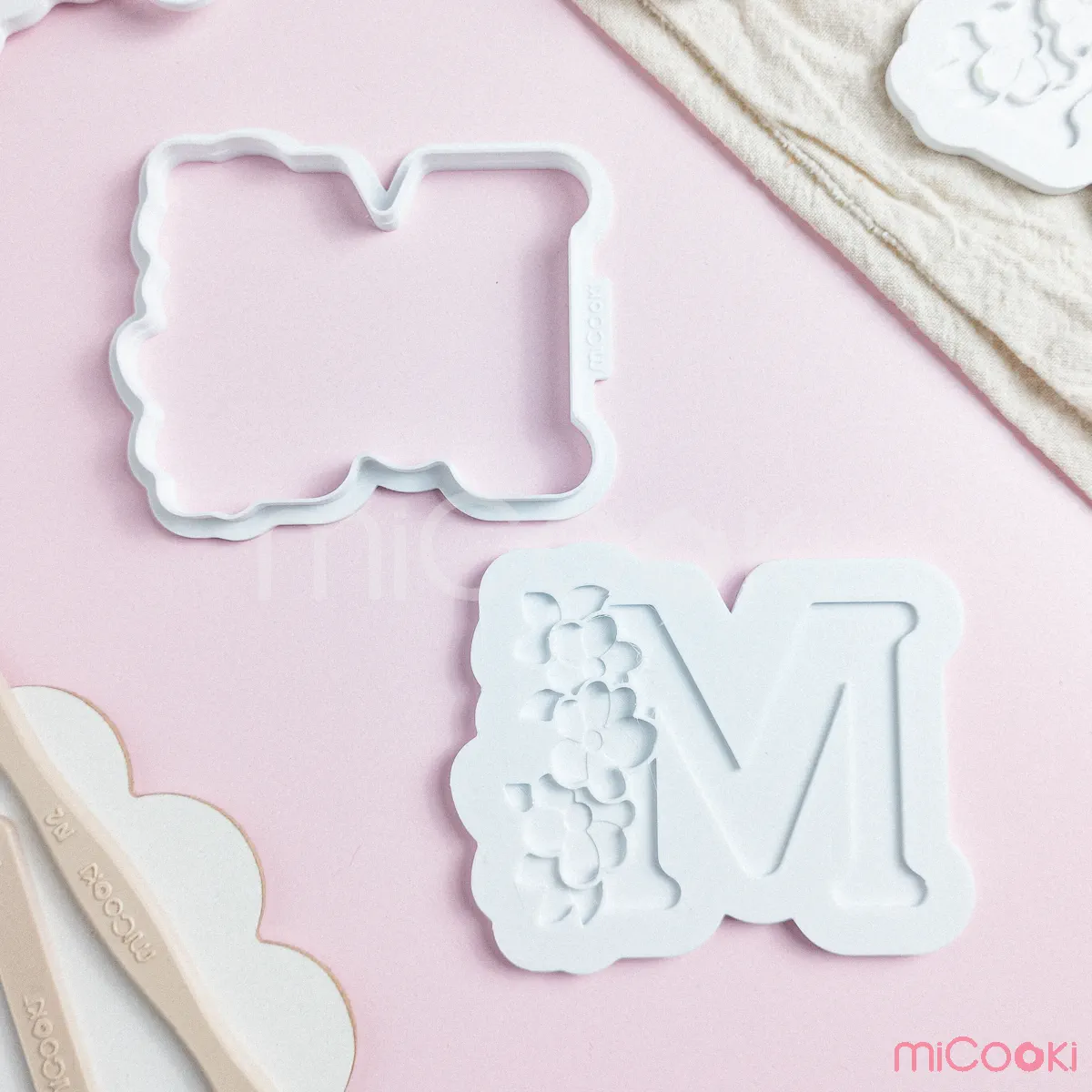 Stamp Multirelieve con Cortante - M con Flores D1 - Imagen 2